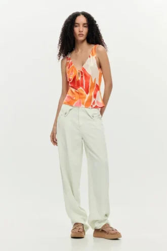 Blouse met bloembladbandjes
