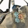 Denim tas met bedeltjes