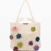 Gehaakte tassen met bloemen