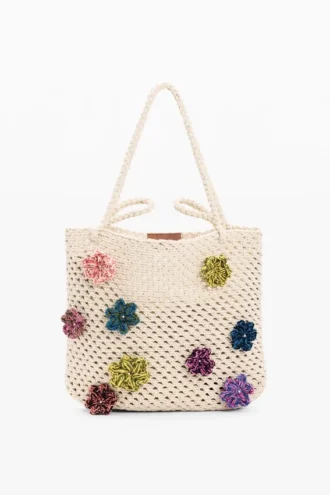 Gehaakte tassen met bloemen
