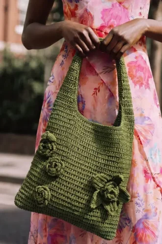 Gehaakte tassen met bloemen
