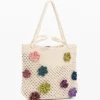 Gehaakte tassen met bloemen