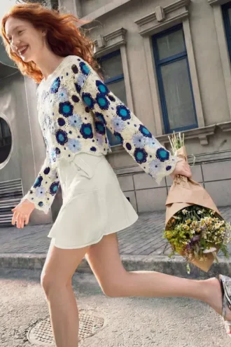 Gehaakte trui met bloemen