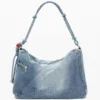 Grote denim tas met bedeltjes