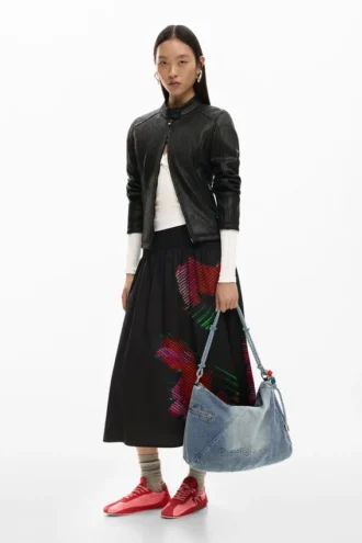 Grote denim tas met bedeltjes