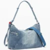Grote denim tas met bedeltjes