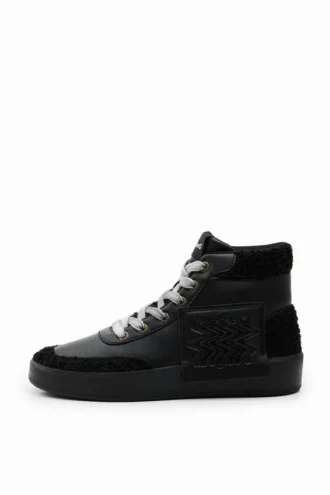 Hoge sneakers van imitatieschapenvacht