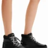 Hoge sneakers van imitatieschapenvacht