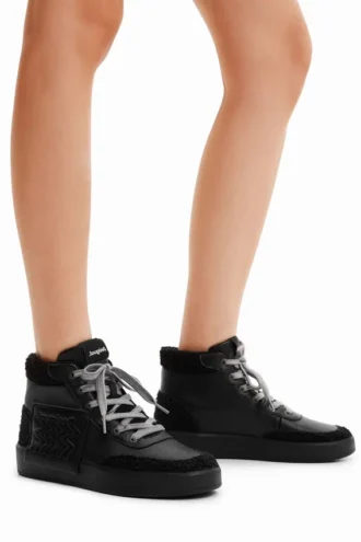Hoge sneakers van imitatieschapenvacht
