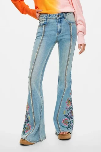 Jeans met bloemenstiksels