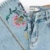 Jeans met bloemenstiksels