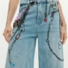 Jeans met kettingen