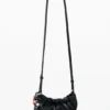 Kleine crossbody-portemonnee met bedeltjes