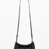 Kleine crossbody-portemonnee met bedeltjes