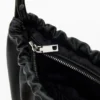 Kleine crossbody-portemonnee met bedeltjes