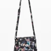 Kleine gevlochten tas met bloemenprint