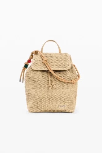 Kleine raffia-rugzakken met bedeltjes