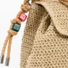 Kleine raffia-rugzakken met bedeltjes