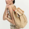 Kleine raffia-rugzakken met bedeltjes