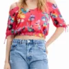 Korte gerimpelde bloemenblouse