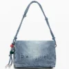 Middelgrote denim tas met bedeltjes