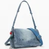 Middelgrote denim tas met bedeltjes