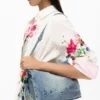 Middelgrote denim tas met bedeltjes