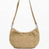 Middelgrote ovale raffia tas met bedeltjes