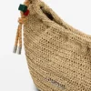 Middelgrote ovale raffia tas met bedeltjes
