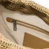 Middelgrote ovale raffia tas met bedeltjes