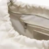 Middelgrote ovale tas met bedeltjes
