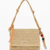 Middelgrote raffia tas met bedeltjes