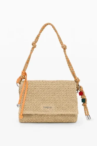 Middelgrote raffia tas met bedeltjes