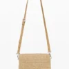 Middelgrote raffia tas met bedeltjes