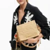 Middelgrote raffia tas met bedeltjes