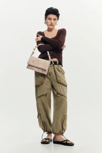 Middelgrote tas met geborduurde flap