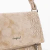 Middelgrote tas met geborduurde flap