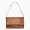 Middelgrote tas met logo en bedeltjes