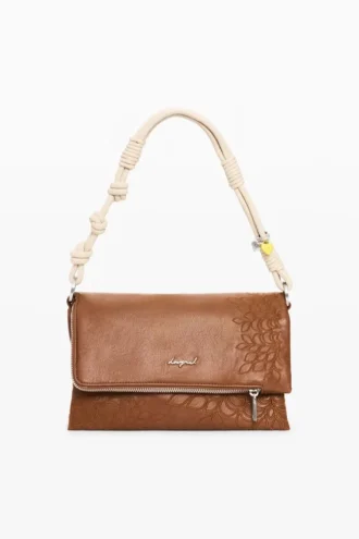 Middelgrote tas met logo en bedeltjes