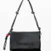 Middelgrote tas met logo en bedeltjes