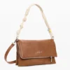 Middelgrote tas met logo en bedeltjes