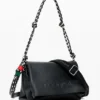 Middelgrote tas met logo en bedeltjes