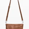 Middelgrote tas met logo en bedeltjes