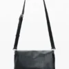 Middelgrote tas met logo en bedeltjes