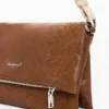 Middelgrote tas met logo en bedeltjes