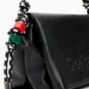 Middelgrote tas met logo en bedeltjes