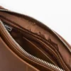 Middelgrote tas met logo en bedeltjes