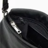 Middelgrote tas met logo en bedeltjes