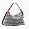 Middelgrote tas met studs-bedeltje