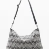 Middelgrote tas met studs-bedeltje